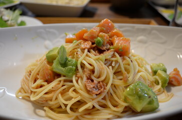 アボカドとサーモンとツナのパスタ