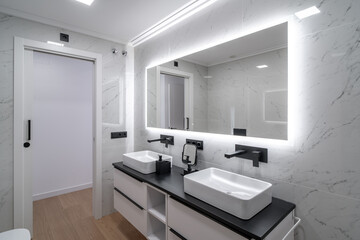 Baño moderno de diseño de mármol