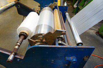 The winding unit of blown film machine consists of stainless steel roll and paper core.
