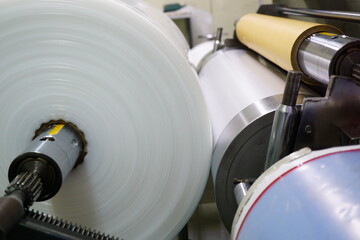The winding unit of blown film machine consists of stainless steel roll and paper core.