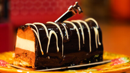 Macro d'une pâtisserie au chocolat verni
