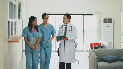 Fototapeta premium Consultation meeting of medical personnel, diagnosis of illness, diagnosis of diversity in hospitals.