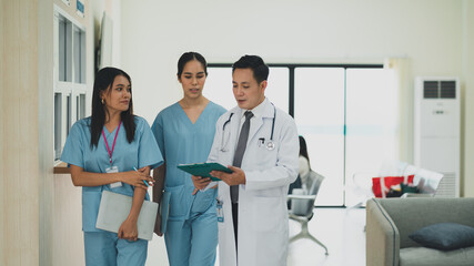 Fototapeta premium Consultation meeting of medical personnel, diagnosis of illness, diagnosis of diversity in hospitals.