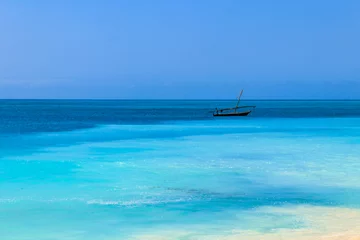 Cercles muraux Plage de Nungwi, Tanzanie Vue sur la plage de sable tropical de Nungwi et le boutre en bois traditionnel dans l& 39 océan Indien à Zanzibar, Tanzanie