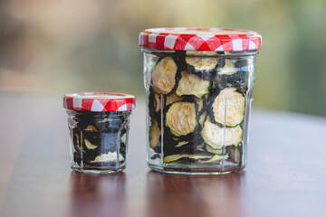 Courgettes séchées dans des pots hermétiques 