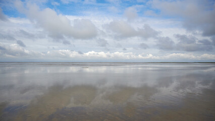 Spiegelwatt

Eine Wolkenkette spiegelt sich im Watt vor Sankt Peter-Ording.