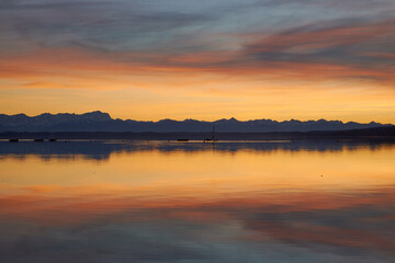 Naklejka na ściany i meble letzter SchimmerDie bayerischen Alpen mit der Zugspitze spiegeln sich im Starnberger See, während das letzte Abendrot der untergegangenen Sonne die Szene verzaubert..