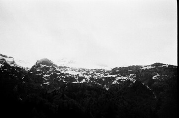 la t&ecirc;te dans les nuages, et les cimes perdu dans la brume 