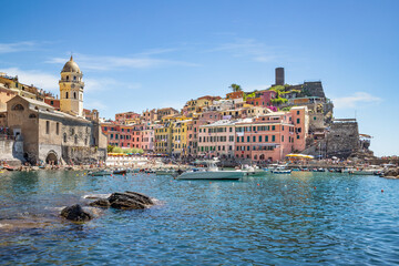 View over Vernazza in summer, Cinque Terre, Liguria, Italia - obrazy, fototapety, plakaty