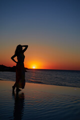 Fototapeta premium silhouette of a person on the beach at sunset