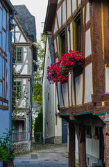 Gasse mit historischen Häusern an der Lahn in Diez