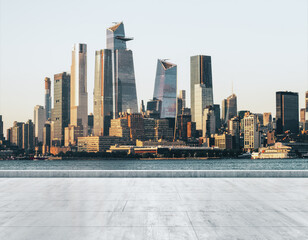 Obraz premium Empty concrete dirty quay on the background of a beautiful NY city skyline at morning, mockup