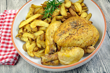 poulet rôti et pommes de terre wedge dans un plat