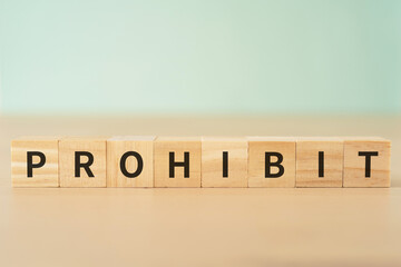 禁止のイメージ｜「PROHIBIT」と書かれたブロック
