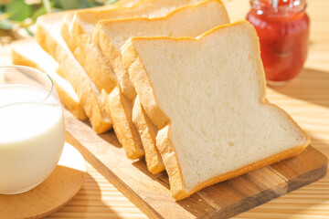 朝の光と美味しそうな食パン