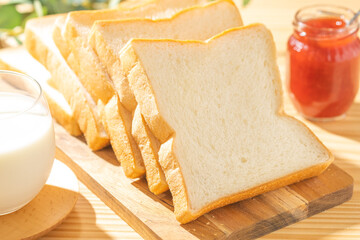 朝の光と美味しそうな食パン