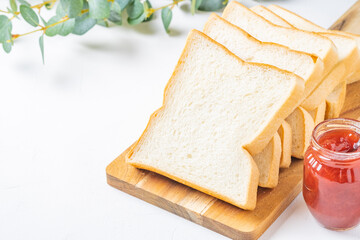 カッティングボードと食パン