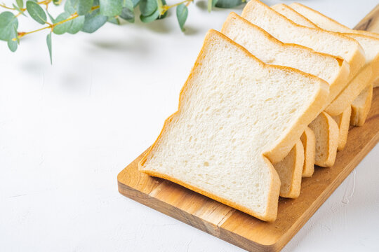 カッティングボードと食パン