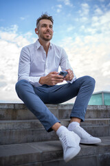 Obraz premium Businessman listening to music on street
