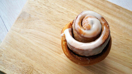 木のボードに置かれたシナモンロール