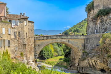 Fototapeta na wymiar vue du pont romain de la ville de Vaison-la-Romaine en été