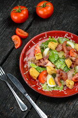 Fototapeta na wymiar fresh salad with meat, bacon and tomatoes 