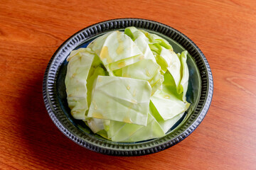 居酒屋や焼き鳥店でスピードメニューとして提供される、旨味たっぷりの塩ダレをかけたシャキシャキのやみつき塩ダレキャベツ。おつまみにぴったりの一品料理。テキストを入れるスペースあり