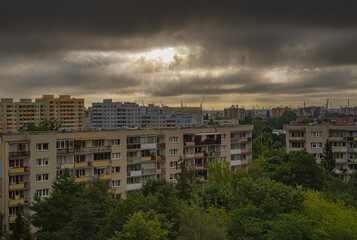 Fototapeta na wymiar Krajobraz miejski, wielorodzinne bloki mieszkalne w pochmurny dzień. 