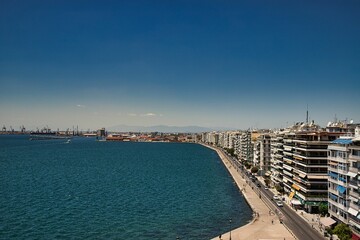Obraz premium Promenade in Thessaloniki Griecheland Blick von oben auf das Meer und die Bucht 