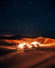 Ein wunderschönes und luxuriöses Wüstencamp in der Sahara-Wüste Erg Chebli in Marokko, Afrika bei Nacht © SmallWorldProduction