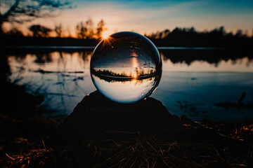 Kryształowa kula nad jeziorem