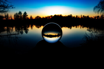 Kryształowa kula nad jeziorem