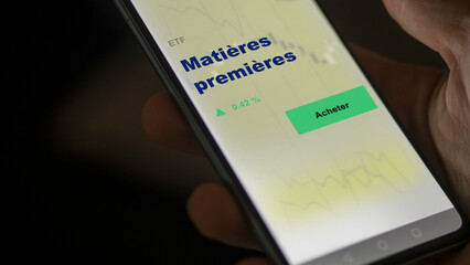 Investir dans un fonds etf matières premières actions en bourse sur un écran. Graphique,...