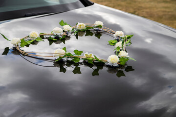kwiaty samochód  detal ubieranie pomoc ślub wesele - obrazy, fototapety, plakaty