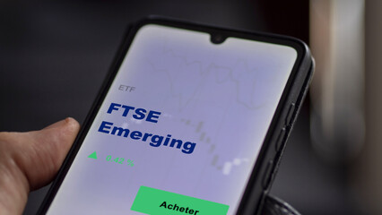 Investir dans un fonds etf ftse emerging FTSE bric brics BRIC BRICS sur un écran. Graphique, courbes, chandelles d'ETF.
