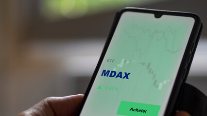 Investir dans un fonds etf mdax mDAX sur un écran. Graphique, courbes, chandelles d'ETF.