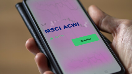 Investir dans un fonds etf msci acwi MSCI acwi sur un écran. Graphique, courbes, chandelles d'ETF.