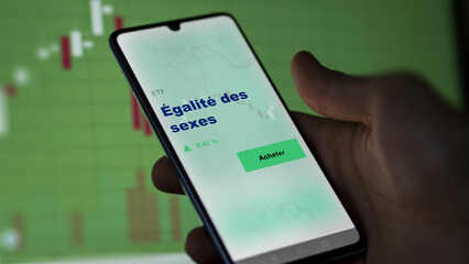 Investir dans un fonds etf égalité des sexes ESG actions en bourse sur un écran. Graphique, courbes, chandelles d'ETF.