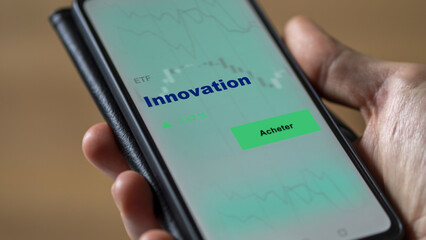 Investir dans un fonds etf innovation actions en bourse sur un écran. Graphique, courbes, chandelles d'ETF.