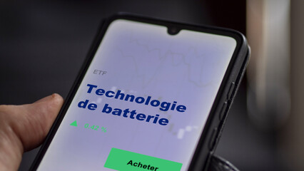 Investir dans un fonds etf technologie de batterie actions en bourse sur un écran. Graphique, courbes, chandelles d'ETF.