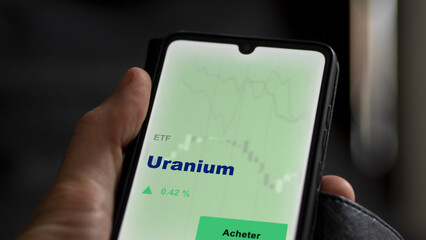 Investir dans un fonds etf uranium actions en bourse sur un écran. Graphique, courbes, chandelles d'ETF.