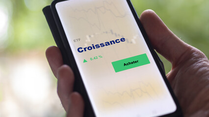 Investir dans un fonds etf croissance actions en bourse sur un écran. Graphique, courbes, chandelles d'ETF.