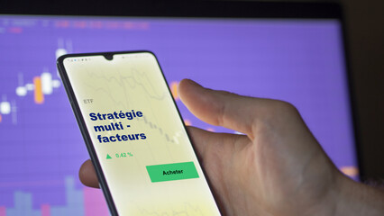 Investir dans un fonds etf stratégie multi - facteurs actions en bourse sur un écran. Graphique, courbes, chandelles d'ETF.