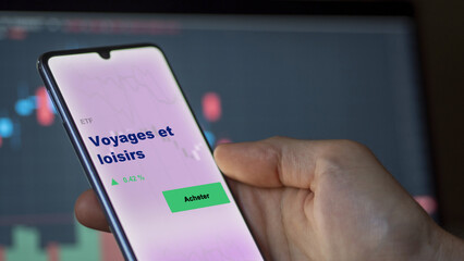 Investir dans un fonds etf voyages et loisirs actions en bourse sur un écran. Graphique, courbes,...