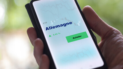 Investir dans un fonds etf allemagne ALLEMAGNE sur un écran. Graphique, courbes, chandelles d'ETF.