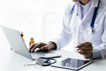 The doctor is giving advice to patients through the online system in the hospital.