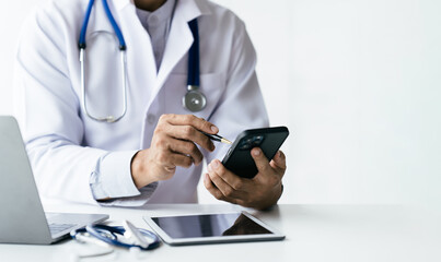 The doctor is giving advice to patients through the online system in the hospital.