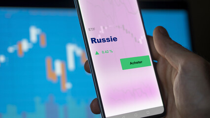 Investir dans un fonds etf russie RUSSIE sur un écran. Graphique, courbes, chandelles d'ETF.