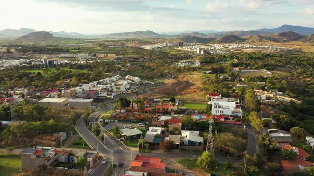 Complejo de casas fuera de la ciudad cerro occidente cielo nublado bosque urbano paisaje horizonte arboles jalisco 
