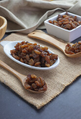 Pasas en una bandeja blanca sobre la mesa